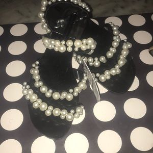 Woman’s slides with pearl straps